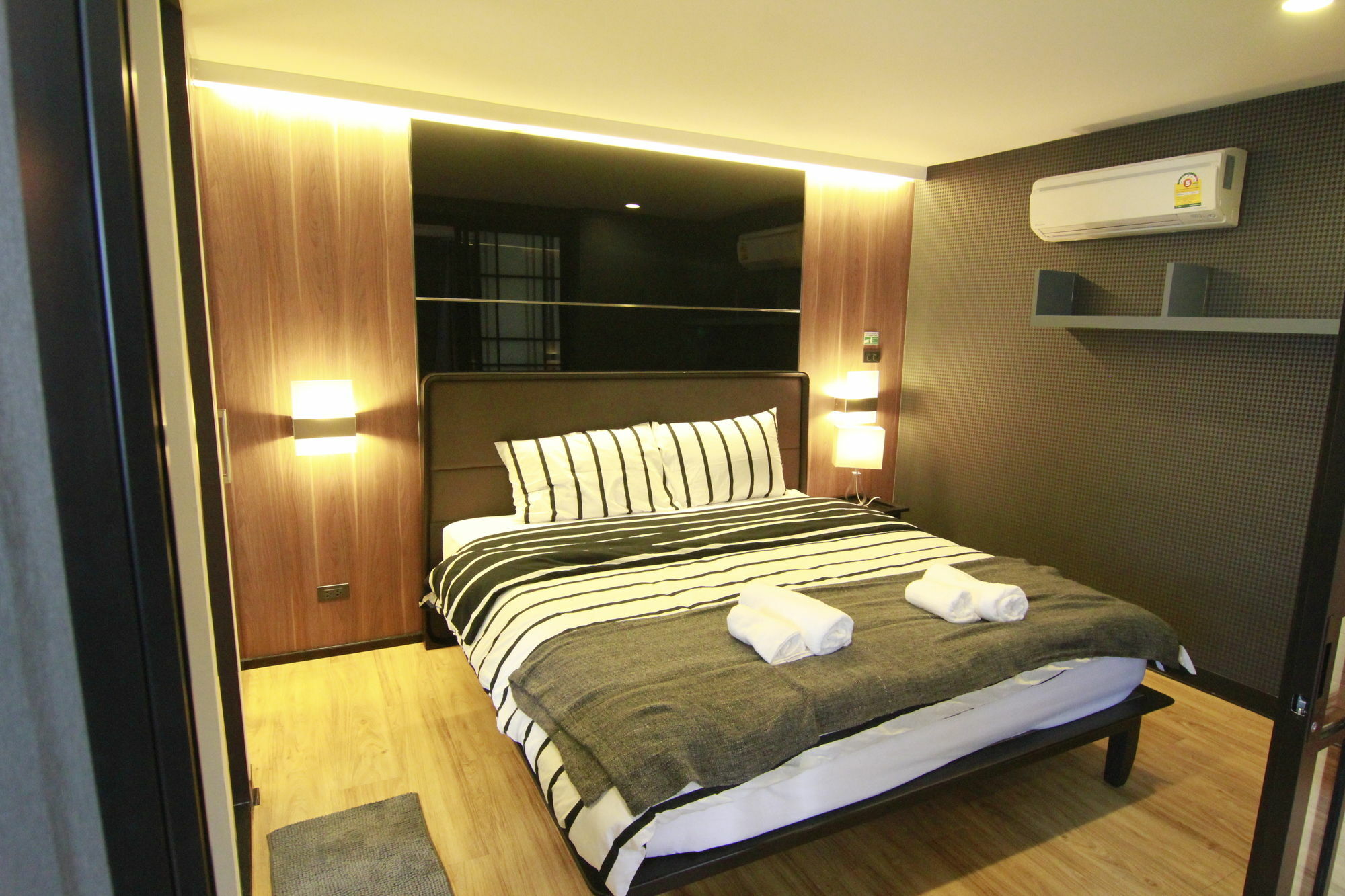 S Bloc Saladaeng Bed & Breakfast Bangkok Exterior photo